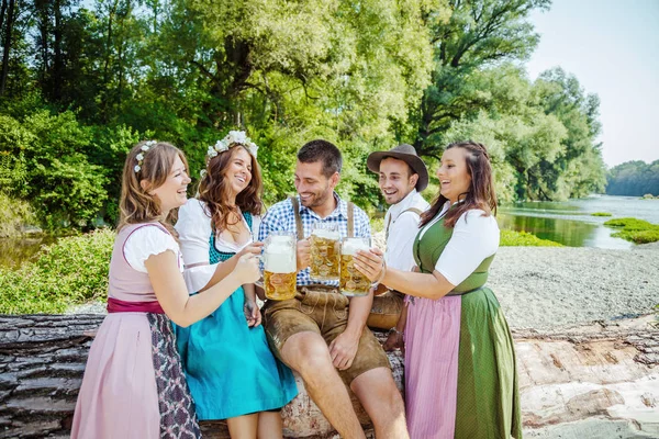 Fünf Freunde, Männer und Frauen, haben Spaß auf bayerischem Fluss — Stockfoto