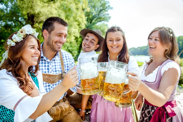 Fem vänner, män och kvinnor, ha kul på bayerska floden och cl — Stockfoto
