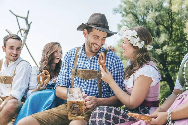 Fünf Freunde Männer Und Frauen Haben Spaß Auf Bayerischem Fluss — Stockfoto