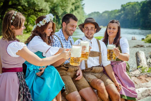 Cinq amis, hommes et femmes, s'amuser sur Bavarian RIver et cl — Photo