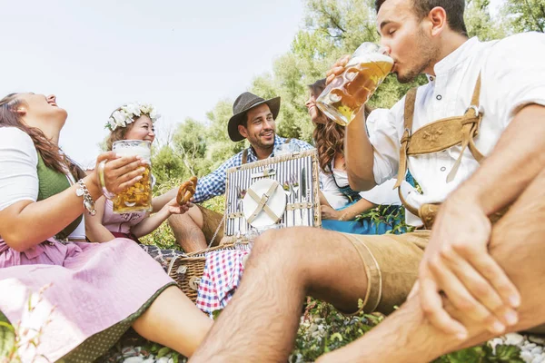 Fünf Freunde Männer Und Frauen Haben Spaß Auf Bayerischem Fluss — Stockfoto