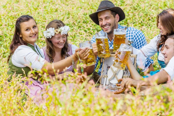 Fem Vänner Män Och Kvinnor Kul Bayerska Floden — Stockfoto