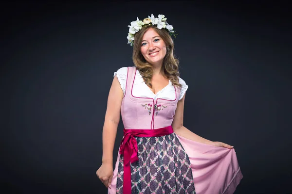 Mooie Jonge Vrouw Traditionele Beierse Dirndl Poseren Glimlachend Camera Geïsoleerd — Stockfoto