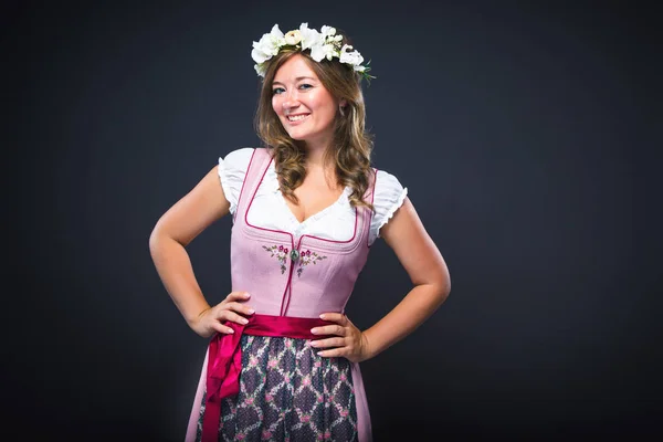 Mooie Jonge Vrouw Traditionele Beierse Dirndl Poseren Glimlachend Camera Geïsoleerd — Stockfoto