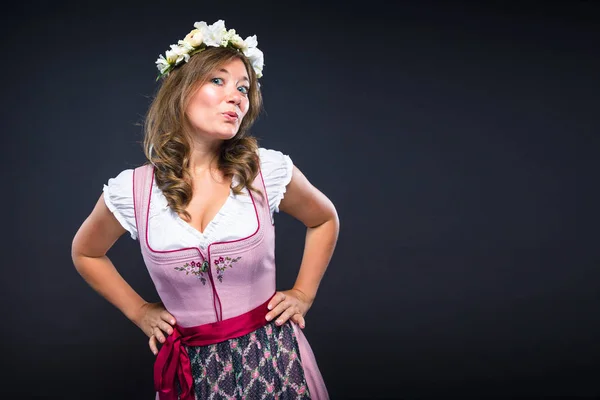 Mooie Jonge Vrouw Traditionele Beierse Dirndl Poseren Camera Geïsoleerd Donker — Stockfoto
