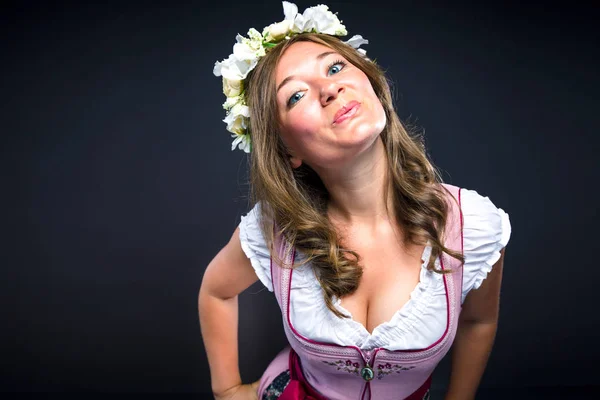Красива Молода Жінка Традиційному Баварському Dirndl Постановки Камеру Ізольовані Темно — стокове фото