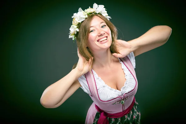 Mulher Bonita Tradicional Dirndl Bávaro Posando Rindo Câmera Isolada Fundo — Fotografia de Stock