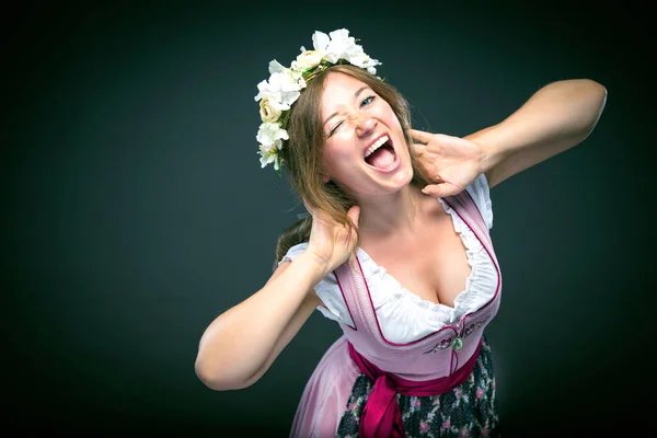 Mooie Jonge Vrouw Traditionele Beierse Dirndl Poseren Lachen Camera Geïsoleerd — Stockfoto