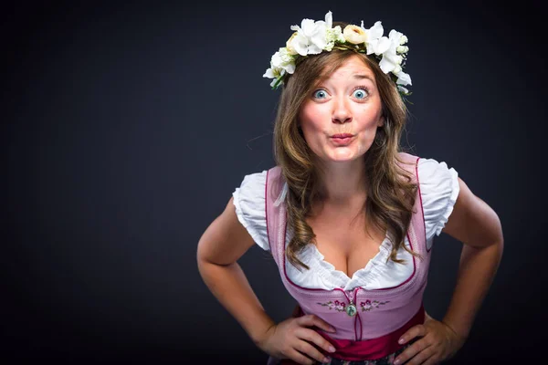 Красива Молода Жінка Традиційному Баварському Dirndl Постановки Посміхається Камеру Ізольовані — стокове фото