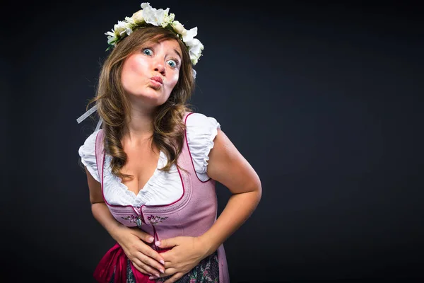 Красива Молода Жінка Традиційному Баварському Dirndl Цілуватися Дивлячись Камеру Ізольовані — стокове фото