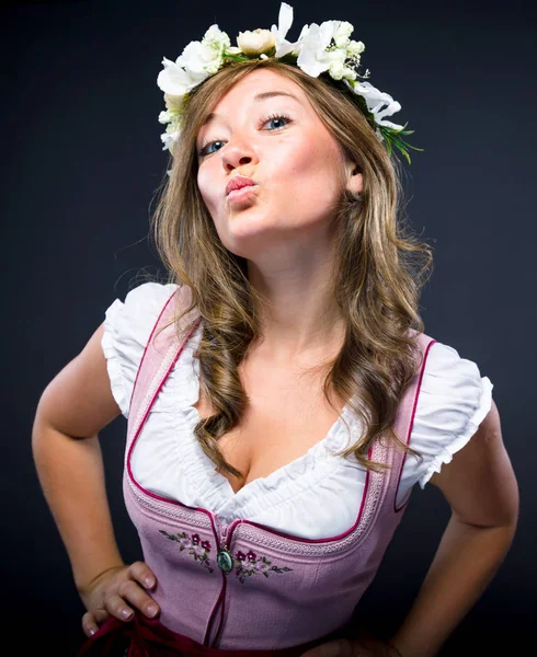 Mooie Jonge Vrouw Traditionele Beierse Dirndl Zoenen Kijken Naar Camera — Stockfoto