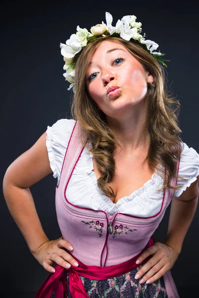 Mooie Jonge Vrouw Traditionele Beierse Dirndl Zoenen Camera Geïsoleerd Donkere — Stockfoto
