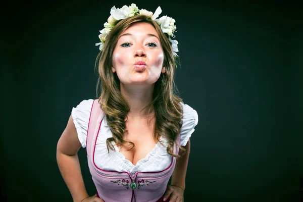 Mooie Jonge Vrouw Traditionele Beierse Dirndl Zoenen Camera Geïsoleerd Donkere — Stockfoto