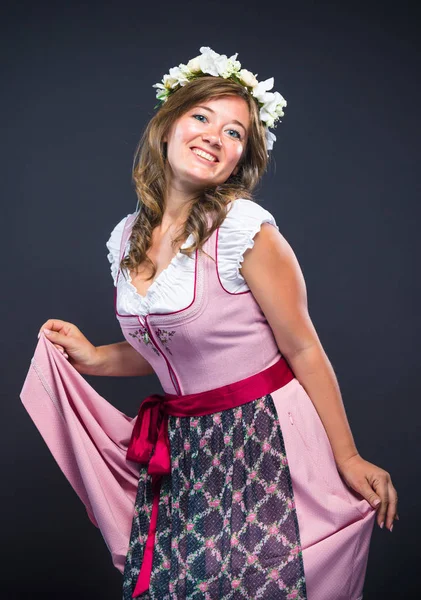 Красива Молода Жінка Традиційному Баварському Dirndl Посміхаючись Камери Ізольовані Темно — стокове фото