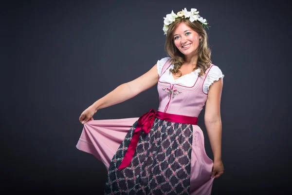 Mooie Jonge Vrouw Traditionele Beierse Dirndl Glimlachend Camera Geïsoleerd Donkergrijze — Stockfoto
