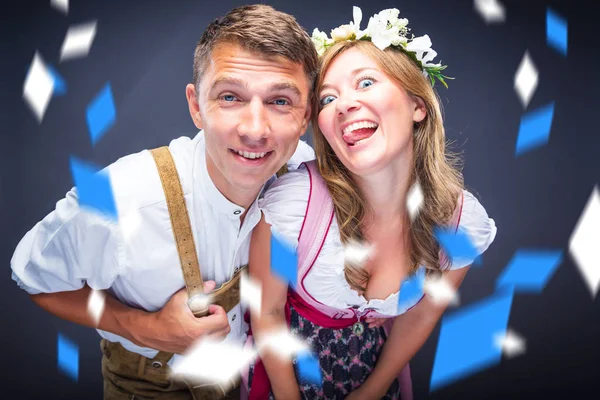 Ευτυχισμένος Νέος Άντρας Και Γυναίκα Παραδοσιακά Γερμανικά Κοστούμια Χαμογελώντας Στην — Φωτογραφία Αρχείου