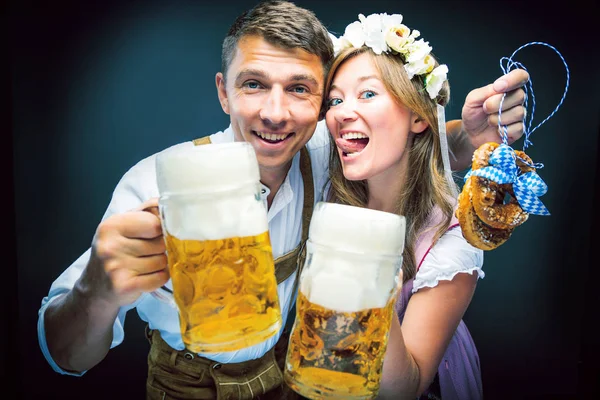 Feliz Joven Hombre Mujer Sosteniendo Vasos Cerveza Pretzels Concepto Oktoberfest —  Fotos de Stock