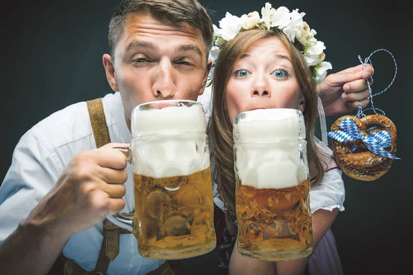 Joven Hombre Mujer Sosteniendo Beber Cerveza Mirando Cámara Oktoberfest Concepto —  Fotos de Stock