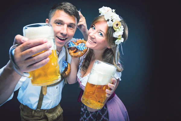 ビールのグラスを持ち カメラで笑う幸せな若い男女 オクトーバーフェストコンセプト — ストック写真