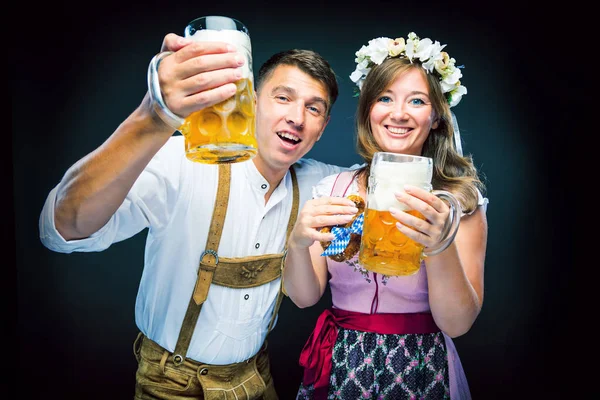 Feliz Joven Hombre Mujer Sosteniendo Vasos Cerveza Sonriendo Cámara Oktoberfest —  Fotos de Stock