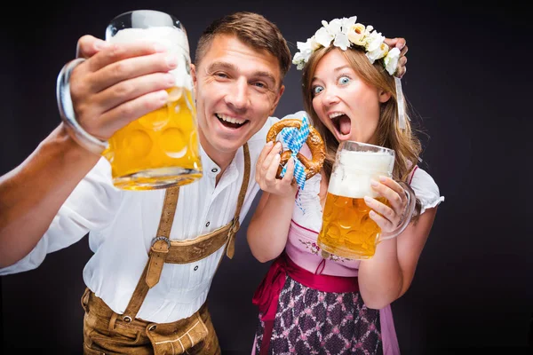 Feliz Joven Hombre Mujer Sosteniendo Vasos Cerveza Sonriendo Cámara Oktoberfest —  Fotos de Stock