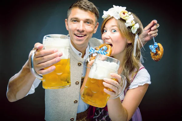 Gelukkige Jonge Man Vrouw Houden Glazen Bier Glimlachend Camera Oktoberfest — Stockfoto