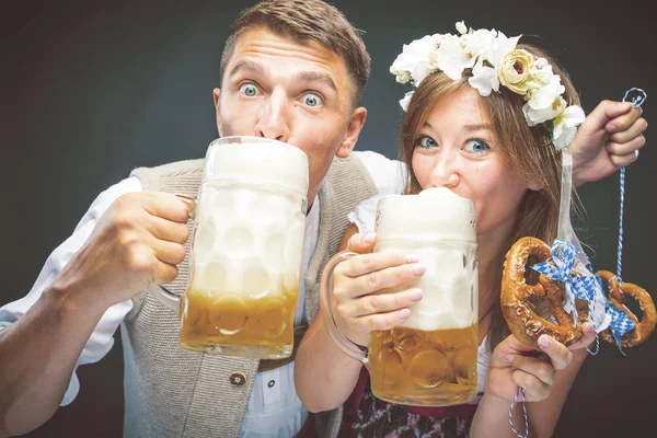 Felice Giovane Uomo Donna Bere Birra Guardando Fotocamera Concetto Oktoberfest — Foto Stock