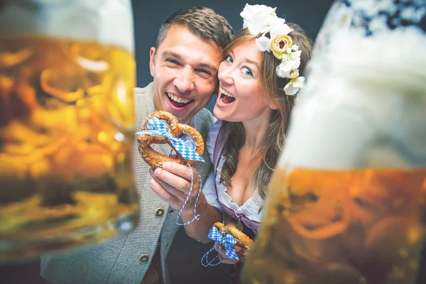 Közeli Kilátás Izgatott Fiatalember Gazdaság Pohár Sört Mosolyogva Kamera Oktoberfest — Stock Fotó