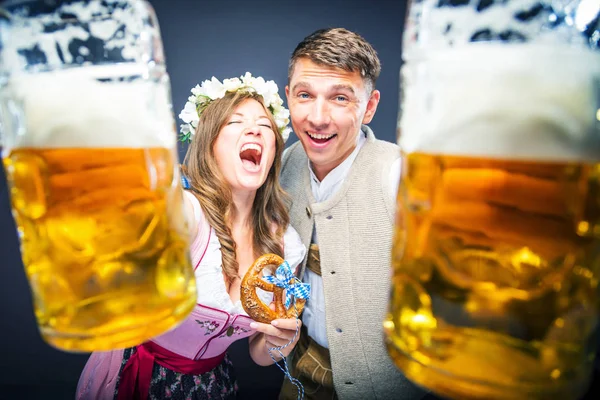 Excitado Joven Hombre Mujer Sosteniendo Vasos Cerveza Pretzel Concepto Oktoberfest —  Fotos de Stock