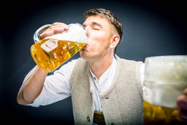 gri arka plan üzerinde izole bira bardaktutan neşeli genç adam