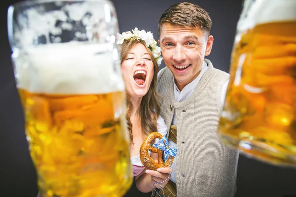 Excitado Joven Hombre Mujer Sosteniendo Vasos Cerveza Pretzel Concepto Oktoberfest —  Fotos de Stock