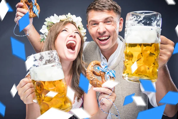 兴奋的年轻男人和女人拿着啤酒和薄饼的眼镜 啤酒节的概念 — 图库照片