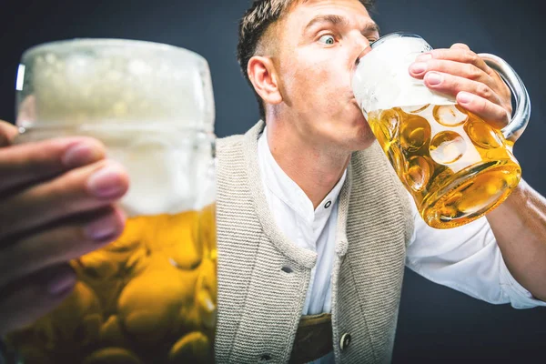 Alegre Joven Sosteniendo Vasos Cerveza Aislados Sobre Fondo Gris —  Fotos de Stock