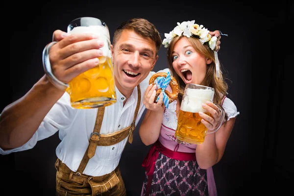 ビールのグラスを持ち カメラで笑う興奮した若い男女 オクトーバーフェストコンセプト — ストック写真