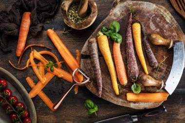 ahşap masada organik gökkuşağı havuç ve domates üst görünümü