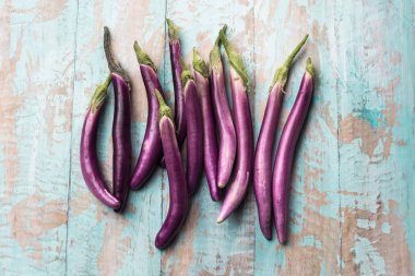 Kırsal ahşap arka planda taze mor Japon patlıcanlarının üst görüntüsü