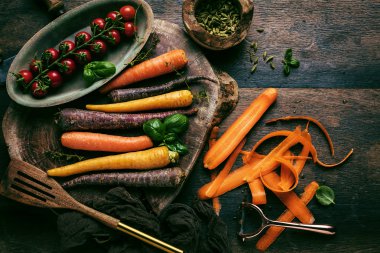 ahşap masada taze organik gökkuşağı havuç ve domates