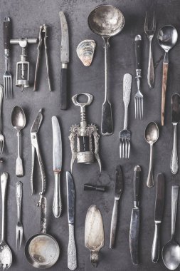 Koyu dokulu arka planda Vintage sofra, üst görünüm