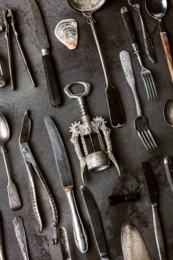 koyu dokulu arka planda Vintage sofra üst görünümü