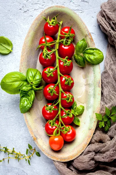 Draufsicht Auf Frische Reife Kirschtomaten Und Basilikumblätter Auf Dem Teller — Stockfoto