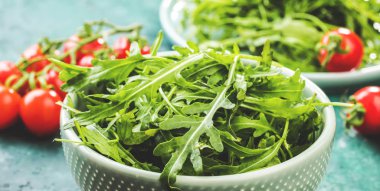masada taze yeşil arugula ve olgun domates ile kase yakın çekim görünümü