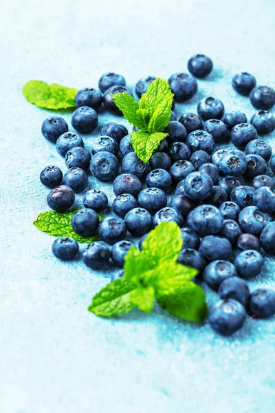 Close View Fresh Ripe Blueberries Mint Leaves — Stock Photo, Image