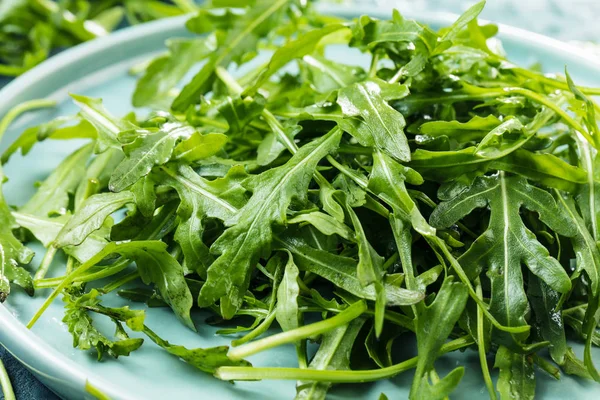 Close View Fresh Arugula Leaves Plate Rustic Background — Stock Photo, Image