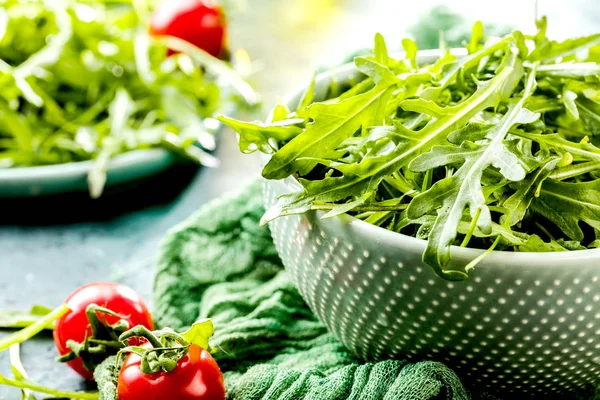 Vista Ravvicinata Rucola Fresca Ciotola Pomodori Maturi Sul Tavolo — Foto Stock