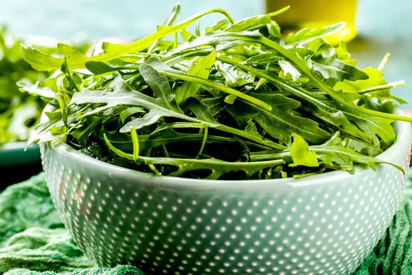 Foglie Rucola Fresca Ciotola Rucola Fondo Rustico — Foto Stock