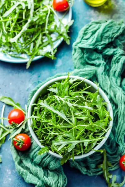 Topputsikt Över Färska Gröna Ruccola Skål Och Tallrik Mogna Tomater — Stockfoto