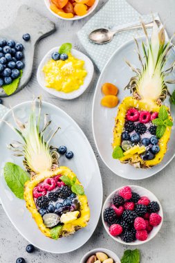 taze olgun meyveleri ile yarıya sulu ananas üst görünümü 