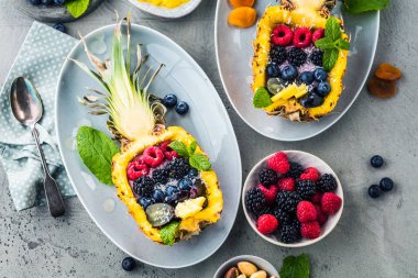 taze olgun meyveleri ile yarıya sulu ananas üst görünümü 