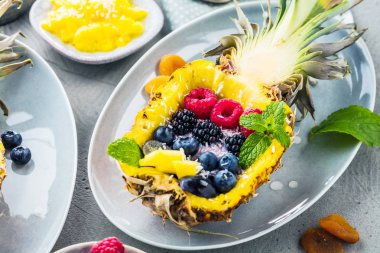 taze olgun meyveleri ile yarıya ananas yakın çekim görünümü