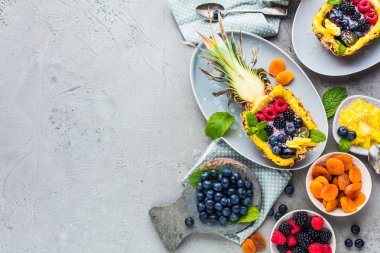 gri yüzeyde taze olgun meyve ve çilek ile lezzetli tatlı üst görünümü